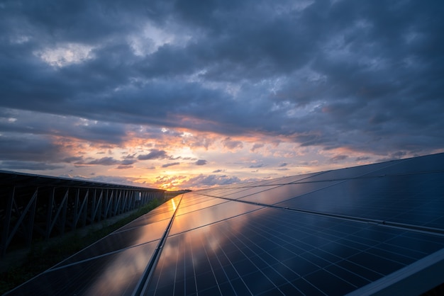 Landschaft des Solarparks bei Sonnenuntergang