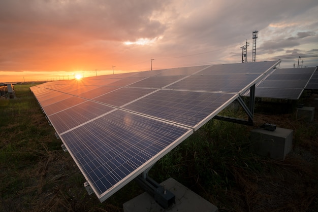 Landschaft des Solarparks bei Sonnenuntergang