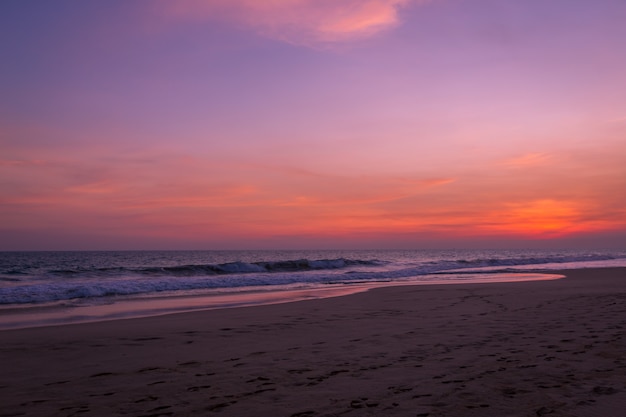 Landschaft des Sonnenuntergangs am tropischen Paradiesstrand des Paradieses in Sri Lanka