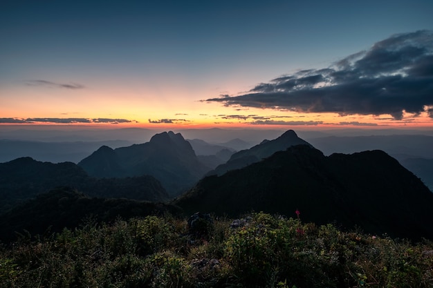 Landschaft des Sonnenuntergangs auf dem Berg im Nationalpark bei Dao Luang Chiang Dao, Chiang Mai, Thailand