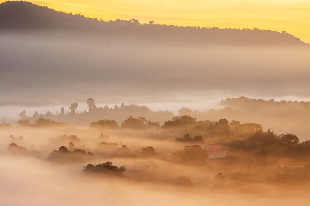 Landschaft des Sonnenuntergangs und des Aussichtspunkts der Berge in der Provinz Phetchabun Thailand