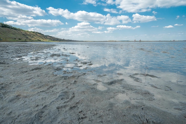 Landschaft des Strandes am See mit therapeutischem Schlammschlamm