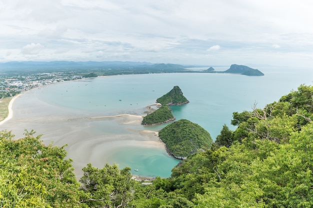 Landschaft des Strandes und des Meeres von Khao Lom Muak-Standpunkt, Prachuap-khiri Khan, Thailand.