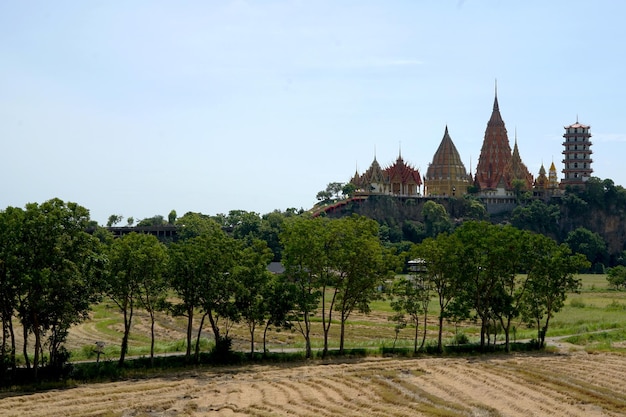 Landschaft des Tiger Cave Temple Wat Tham Sua in Kanchanaburi Thailand