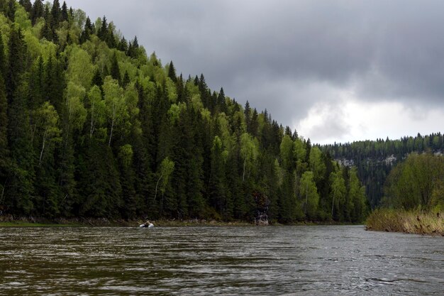 Landschaft des Ural-Flusses Usva der Nebenfluss Chusovaya