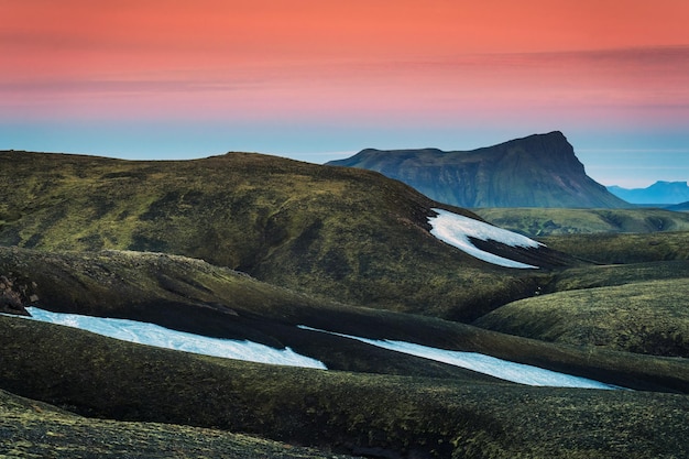 Landschaft des vulkanischen Berghügels mit Moos im Sonnenuntergang auf dem isländischen Hochland im Sommer in Island