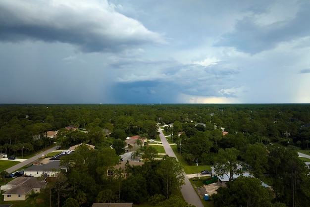 Landschaft dunkler ominöser Wolken, die sich während eines schweren Gewitters über dem ländlichen Stadtgebiet am stürmischen Himmel bilden