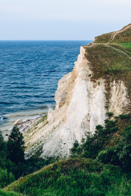 Landschaft einer Klippe neben dem Fluss. Lobach Berg an der Flussmündung der Kama.