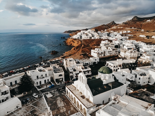 Landschaft einer Stadt am Meer