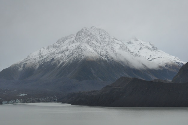 Landschaft eines Berges mit Eis und Schnee bedeckt