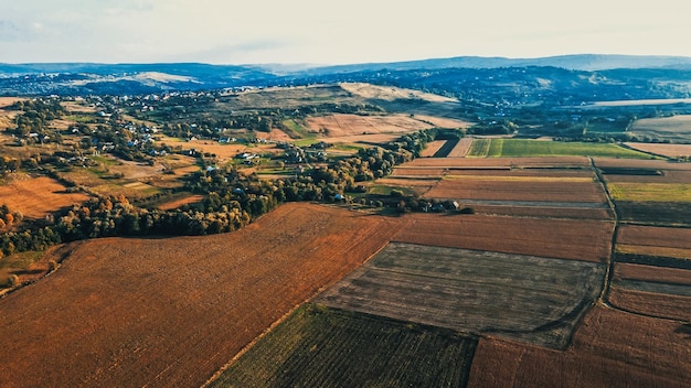 Landschaft eines Feldes und eines Dorfes in der Westukraine Luftaufnahme