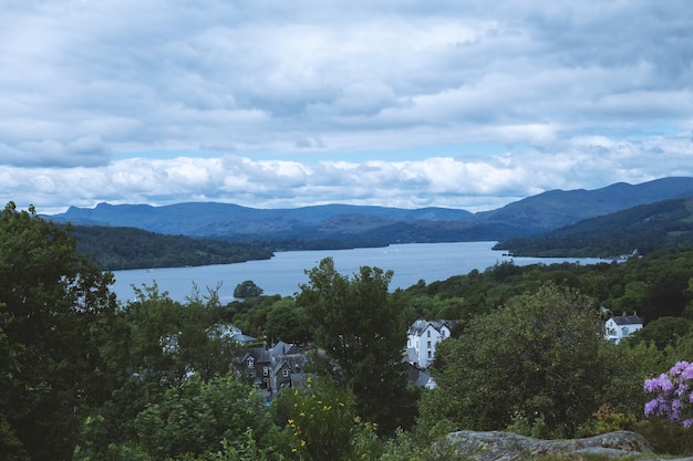 Landschaft eines schönen Sees zwischen den Hügeln