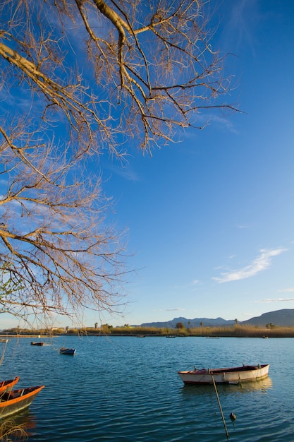 Landschaft eines Sees mit einem Boot Tranquility Travel