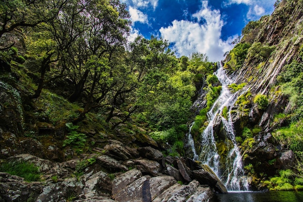 Landschaft eines spektakulären Wasserfalls inmitten der Natur. Las Hurdes nördlich von Cáceres, Spanien