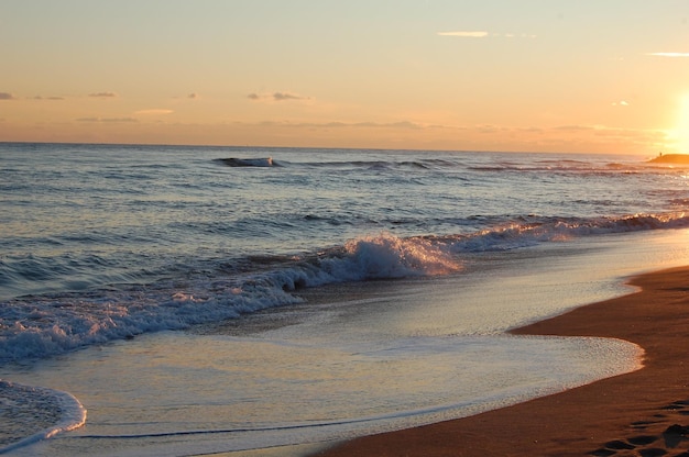 Landschaft eines Strandes während des Sonnenuntergangs in Barcelona