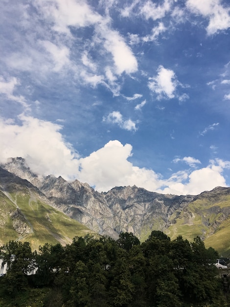 Landschaft eines Tales eines Gebirgstales, Berge mit schneebedeckten Gipfeln