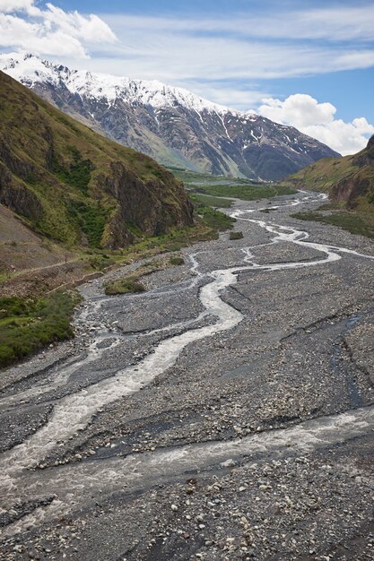 Landschaft eines Tales eines Gebirgstales, Gebirgshintergrund-Gebirgsfluss, Georgia, Kaukasus