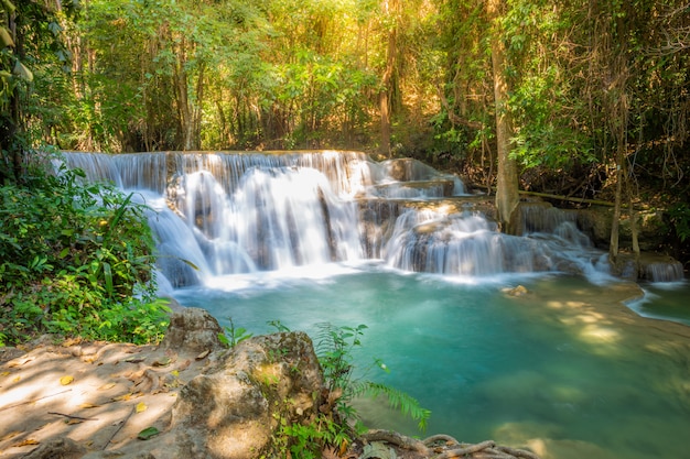 Landschaft eines Wasserfalls im Wald