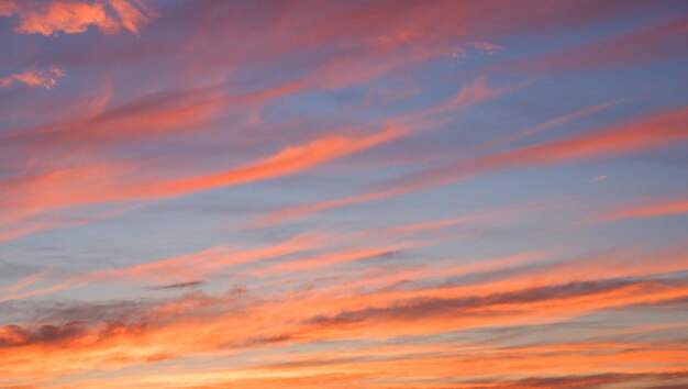 Landschaft Foto des Abendhimmels Crimsongelbe Wolken gegen einen blauen Himmel beim Sonnenuntergang vor einem Gewitter