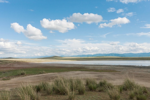 Landschaft Gras in der Steppe Tyva Die Straße in der Nähe des Sees DusKhol Wolken am Horizont