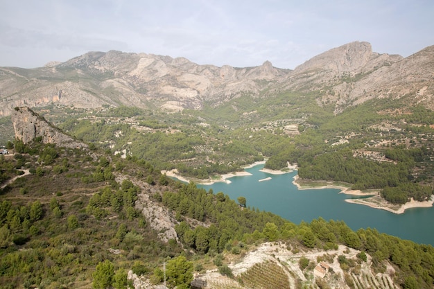 Landschaft im Aixorta-Gebirge und Stausee, Guadalest, Alicante, Spanien