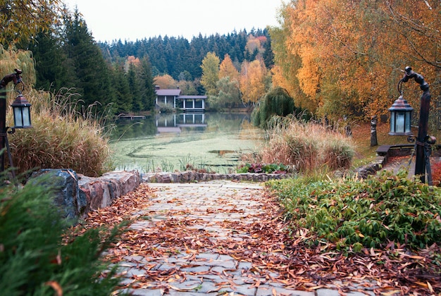 Landschaft im Herbstwetter