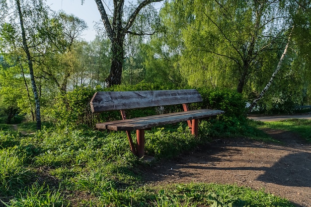 Landschaft im ländlichen Raum mit einer Bank in der Nähe des Flusses