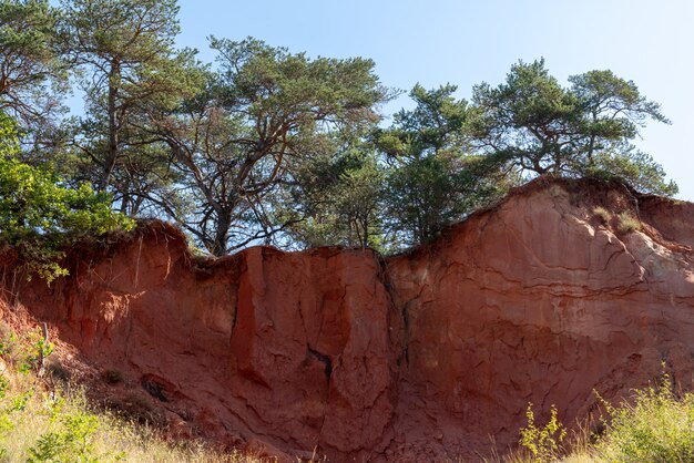 Landschaft im Morgengrauen der ockerfarbenen Felsen und des Tals im Naturpark Luberon