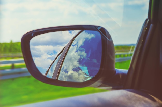 Landschaft im Seitenspiegel eines Autos