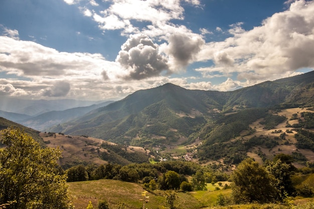 Landschaft in Asturien von der Sonne beleuchtet mit den Bergen im Hintergrund