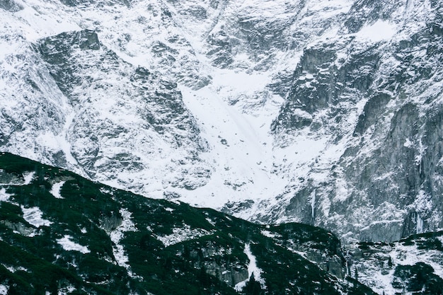 Landschaft in den Bergen. Schöne Gipfel schneebedeckter Berge