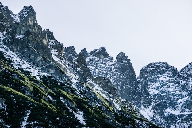 Landschaft in den Bergen. Schöne Gipfel schneebedeckter Berge