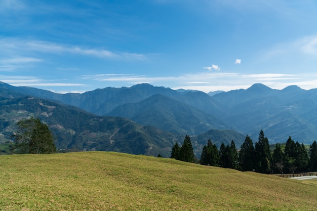 Landschaft in den Bergen und im blauen Himmel mit Wolken