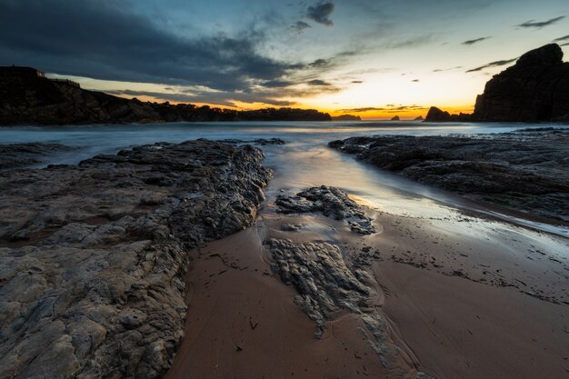 Landschaft in der Abenddämmerung im Portio Beach. Liencres. Kantabrien. Spanien.