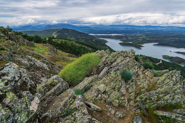 Foto landschaft in der nähe des atazar-staudamms (madrid, spanien)