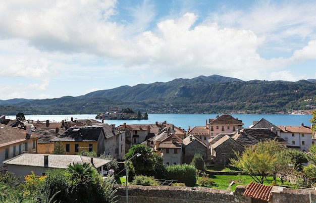 Landschaft Insel Isola San Giulio am Ortasee in Italien