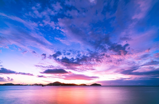 Landschaft Langzeitbelichtung von majestätischen Wolken am Himmel Sonnenuntergang oder Sonnenaufgang über dem Meer mit Spiegelung im tropischen MeerSchöne WolkenlandschaftskulisseErstaunliches Licht der Natur Landschaftsnaturhintergrund