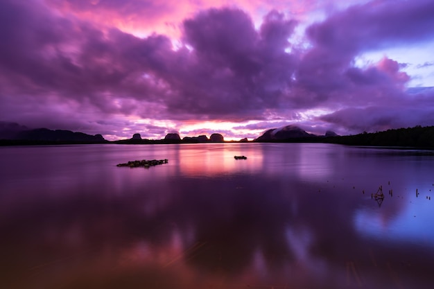 Landschaft Langzeitbelichtung von majestätischen Wolken am Himmel Sonnenuntergang oder Sonnenaufgang über dem Meer mit Spiegelung im tropischen MeerSchöne WolkenlandschaftskulisseErstaunliches Licht der Natur Landschaftsnaturhintergrund