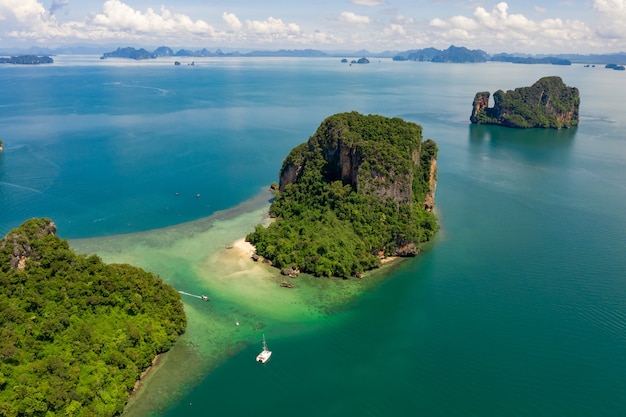 Landschaft Luftbild Inseln des Meeres und Bootstouristen kra bi Thailand