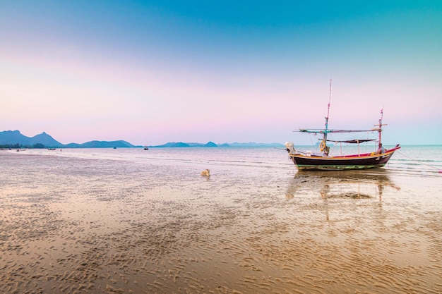 Landschaft Meer Strand Asien traditionelles Boot am Strand