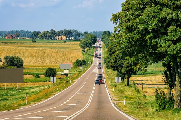 Foto landschaft mit autoverkehr auf der straße von polen