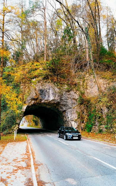 Foto landschaft mit autoverkehr und tunnelbrücke in der straße in bled, slowenien. urlaubsreise auf der autobahn mit natur. landschaft mit fahrt auf urlaubsreise im sommer