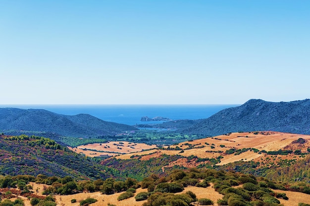 Landschaft mit Bergen bei Teulada, Provinz Cagliari, Sardinien, in Italien