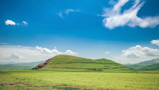 Landschaft mit Bergen und Himmel