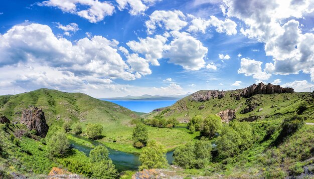 Landschaft mit Bergen und Himmel