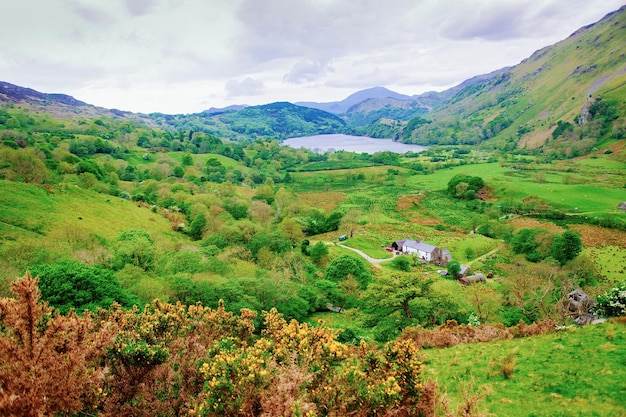 Landschaft mit Bergen und Seen im Snowdonia-Nationalpark in Nordwales im Vereinigten Königreich.