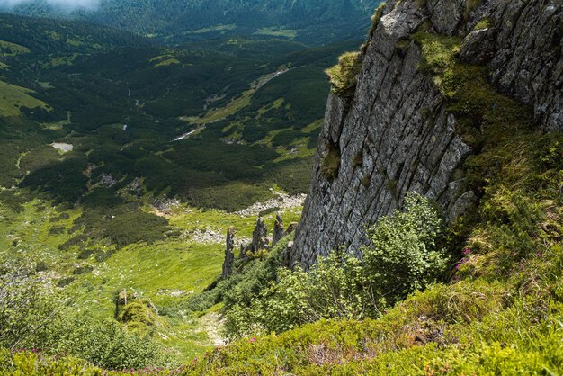 Landschaft mit Bergen und Wolken. Felsen. Wandertouristisches Ziel