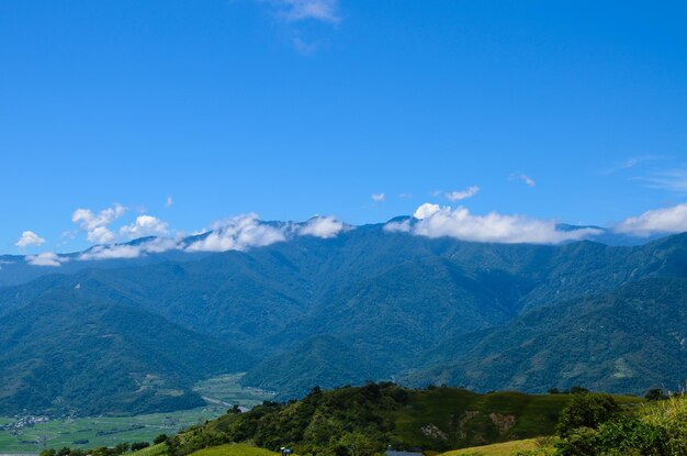 Landschaft mit Bergen und Wolken klarer Himmel