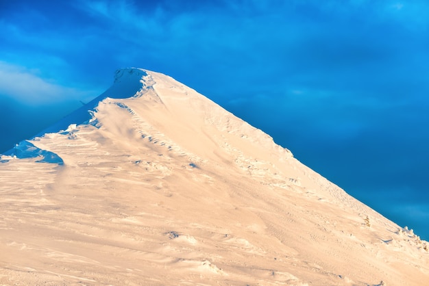 Landschaft mit Bergspitze im Schnee bei Sonnenuntergang