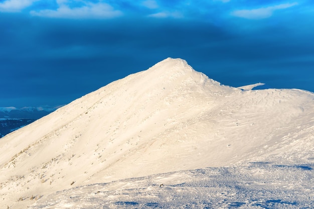 Landschaft mit Bergspitze im Schnee bei Sonnenuntergang